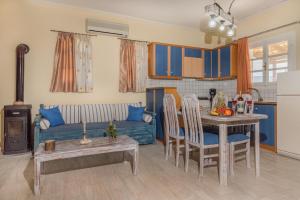 扎金索斯镇Augoustinos Villa的厨房以及带桌子和沙发的客厅。