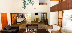 纳塔尔Elegance Hotel Natal Beira Mar的客厅配有沙发和桌子