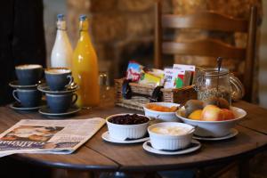 莫顿因马什Horse and Groom的一张木桌,放着一碗水果和报纸