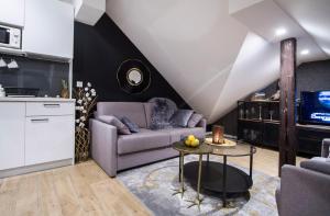 萨格勒布Note Luxury Apartments的客厅配有沙发和桌子