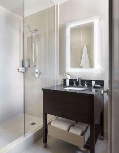 纽约The Shelburne Sonesta New York的一间带水槽和淋浴的浴室