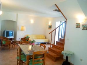 布雷拉villa NIKOLA的客厅配有桌椅和沙发