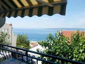 布雷拉villa NIKOLA的阳台享有海景。