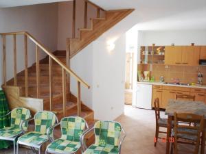 布雷拉villa NIKOLA的客厅设有楼梯和桌椅