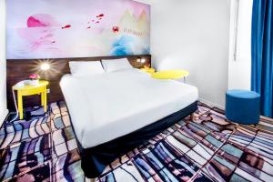 鲁西隆地区卡内ibis Styles Perpignan Canet En Roussillon的卧室配有一张白色大床