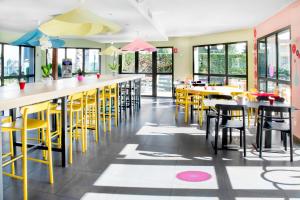 ibis Styles Perpignan Canet En Roussillon餐厅或其他用餐的地方