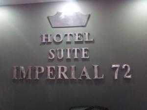 巴兰基亚Hotel Suite Imperial 72的墙上的皇室套房标志