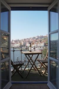 加亚新城Porto View by Patio 25的阳台配有桌椅,享有水景