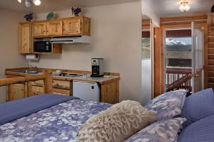 StanleyRedfish Riverside Inn的一间卧室配有一张床,厨房配有窗户