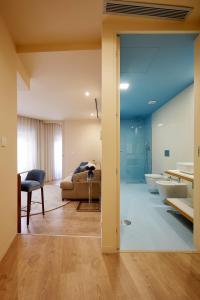 布拉加Signature Apartments Os Terceiros的客厅设有通往浴室的大玻璃门