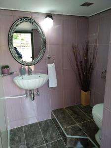 阿特米达country & sea的一间带水槽和镜子的浴室