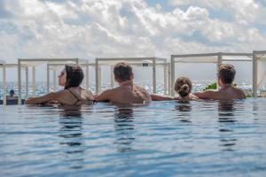 Sandos Cancun All Inclusive内部或周边的泳池