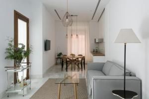塞维利亚La casa del Lagar 10的客厅配有沙发和桌子