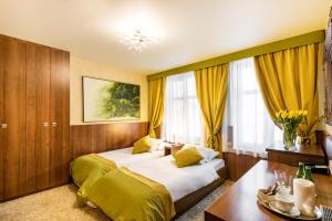 克拉科夫大卫精品酒店的酒店客房设有两张床和一张桌子。