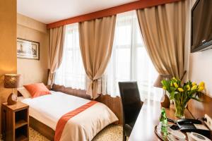 克拉科夫大卫精品酒店的酒店客房设有床和窗户。