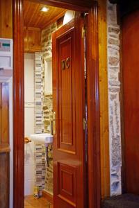 萨里亚萨里亚水之客房旅馆的木门,石墙房间