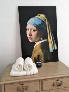 蒂尔堡NineT7的女人们在带毛巾的梳妆台上穿着头饰的画
