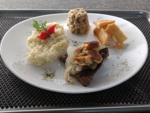 纳塔尔维阿卡斯特拉瓦如汽车旅馆（仅接待成人）的一块带土豆泥和肉的食品