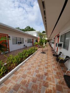 迈阿密皇家预算旅馆的砖砌走道的建筑物走廊