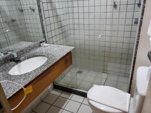 维多利亚歌诗达维多利亚酒店的一间带水槽和卫生间的浴室