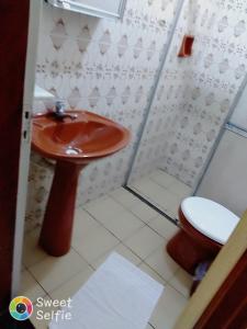 容迪亚伊Hotel Central Rosário的一间带水槽和卫生间的浴室
