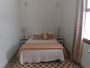 加拉奇科La Casa del Mar的一间卧室配有一张带两张桌子和镜子的床