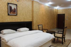 锡卜海湾皇冠酒店公寓的卧室配有一张床和一张桌子及椅子