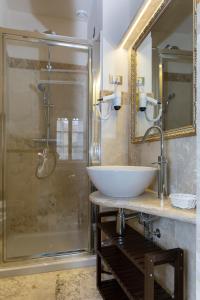 比萨里莱斯戴梅坎蒂套房住宿加早餐酒店的一间带水槽和淋浴的浴室