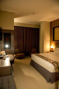 BondowosoGrand Padis Hotel的酒店客房设有床和客厅。