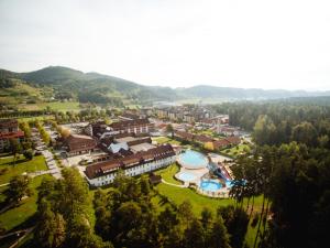 兹雷切 维莱茨热塞温泉酒店的享有带游泳池的度假村的空中景致