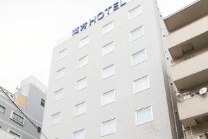 大阪Toho Hotel Namba Motomachi的一座建筑的侧面有亚马逊标志