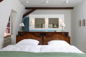 塞勒姆Fischerhaus的一间卧室设有两张床和大镜子
