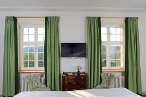塞勒姆Fischerhaus的一间卧室配有绿色窗帘、一张床和一个梳妆台