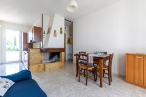 托里德欧索Appartamento Carmen - Torre dell'Orso的客厅设有餐桌和厨房