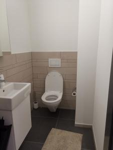 弗利姆斯Via stenna的浴室配有白色卫生间和盥洗盆。