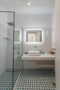 克洛瓦斯米科诺斯岛弗洛拉公寓的白色的浴室设有水槽和淋浴。
