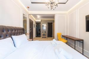 雅典Syntagma Luxury Living One “LL1” Apartments的一间卧室配有一张床、一张桌子和一把椅子