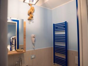 基奥贾Appartamenti Vale Mare的浴室配有镜子和墙上的吹风机