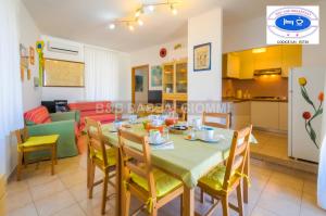 阿尔盖罗巴拜齐米酒店的用餐室以及带桌椅的起居室。