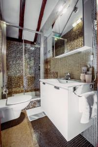 特罗吉尔Dimora Picco Bello的一间带水槽、浴缸和卫生间的浴室