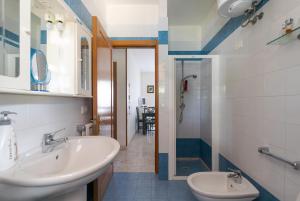托里德欧索Appartamento Carmen - Torre dell'Orso的一间带水槽和卫生间的浴室