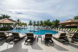 Royal Wing Suites & Spa Pattaya内部或周边的泳池