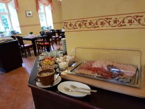 巴特尚道Pension Villa Anna的餐厅内的自助餐,包括肉类和其他食物