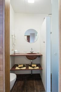 佐特兰德夏日欲望花园酒店的一间带水槽、卫生间和镜子的浴室