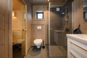 科威费耶尔Varden Fjellandsby Kvitfjell的浴室配有卫生间、淋浴和盥洗盆。