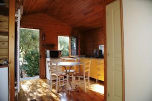 昂迪兹GITES de Plos Appart CHALET PISCINE SPA的小屋内的厨房配有桌椅
