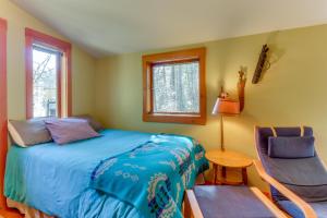 奥卡斯Island Artist Studio的卧室配有床、椅子和窗户。