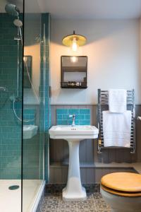 牛顿阿伯特Dartmoor Halfway Inn的一间带水槽和淋浴的浴室