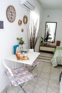 雅典INSPIRATION Guestroom with Amazing Roof Garden的客厅配有白色的桌椅