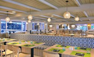 Estepona阿塔拉亚公园玛贝拉酒店的一间带桌椅和灯光的餐厅